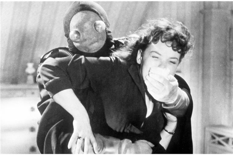 „Der Frosch mit der Maske“ (1959): Ein als „Frosch“ verkleideter Schurke schleppt die schöne Ella Bennet (Eva Anthes) in ein geheimes Versteck.