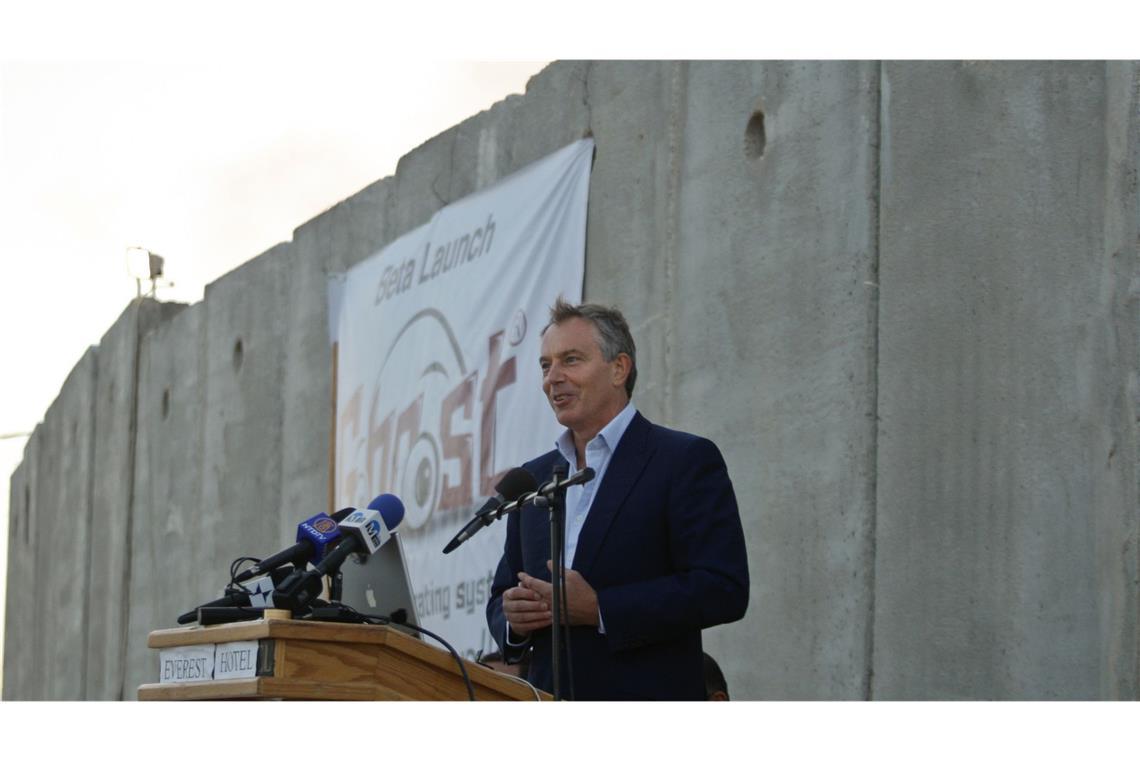 Tony Blair soll den Frieden bringen Der frühere englische Premierminister Tony-Blair bei einer Rede an der Grenze zwischen Israel und dem West-Jordanland: Friedensfestiger.