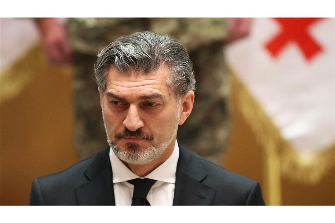 Georgiens neuer Präsident trotz Protest ins Amt eingeführt Der frühere Fußballer Michail Kawelaschwili ist neuer Präsident der seit Wochen von proeuropäischen Protesten erschütterten Südkaukasusrepublik Georgien.