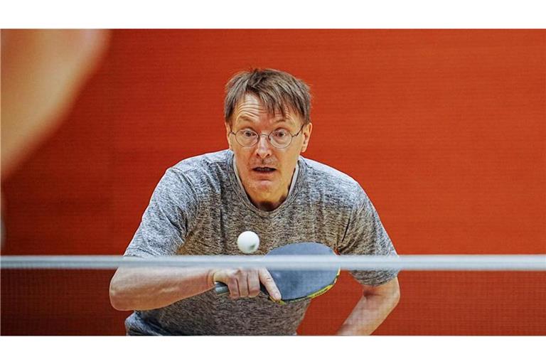 Der frühere Gesundheitsminister Karl Lauterbach spielt leidenschaftlich gerne Tischtennis.