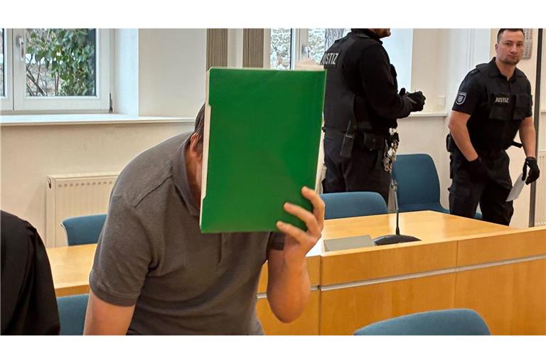 Der frühere Lehrer wurde wegen dutzendfachen Missbrauchs von Schülerinnen zu mehreren Jahren Haft verurteilt.