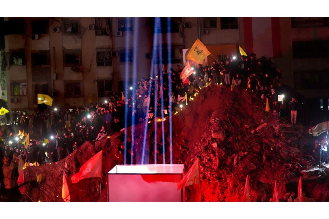 Hamas verbreitet Geisel-Video und führt Gespräche in Kairo Der frühere Standort des Hauptquartiers der Hisbollah im Viertel Haret Hreik dürfte mit der Gedenkveranstaltung an Nasrallah bereits zu einer Art Schrein geworden sein.