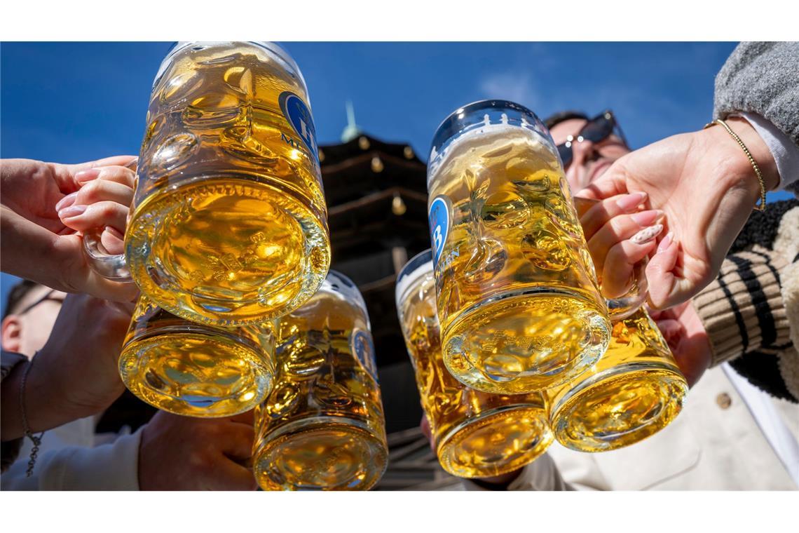 Der Frühling lockt die Menschen in Biergärten. (Archivbild)