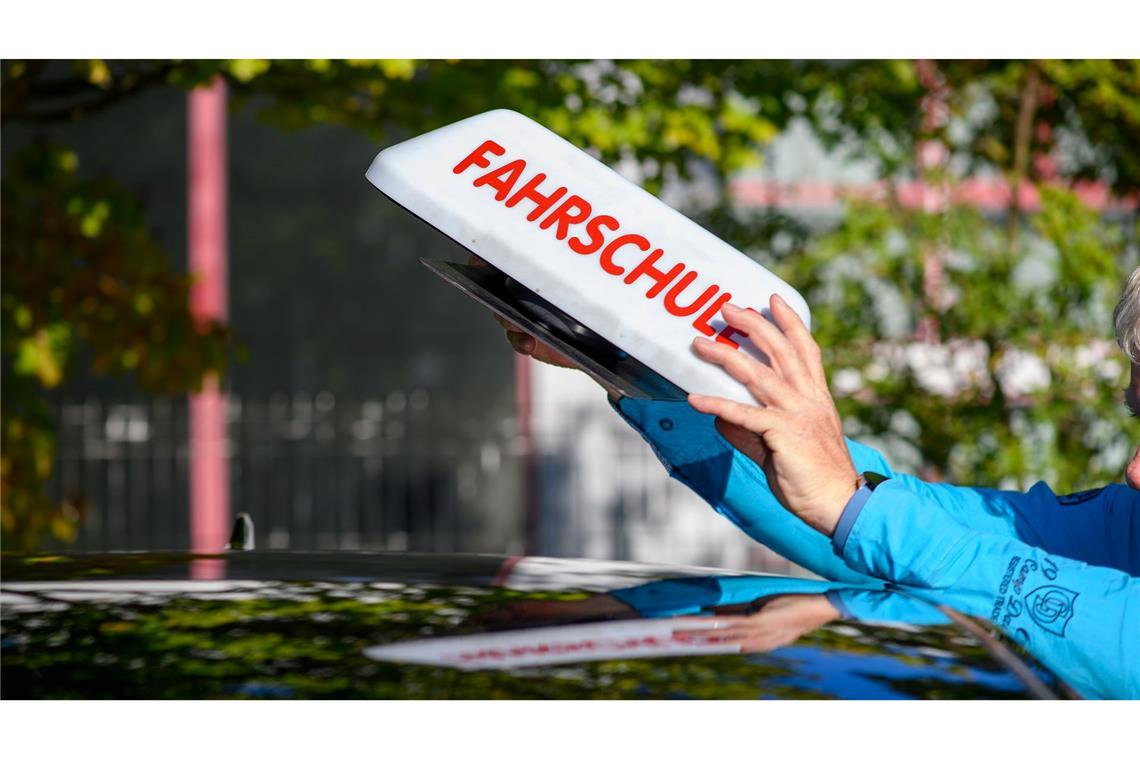 Auto, Bahn, D-Ticket - die Beschlüsse der Verkehrsminister Der Führerschein ist teuer geworden. (Archivbild)