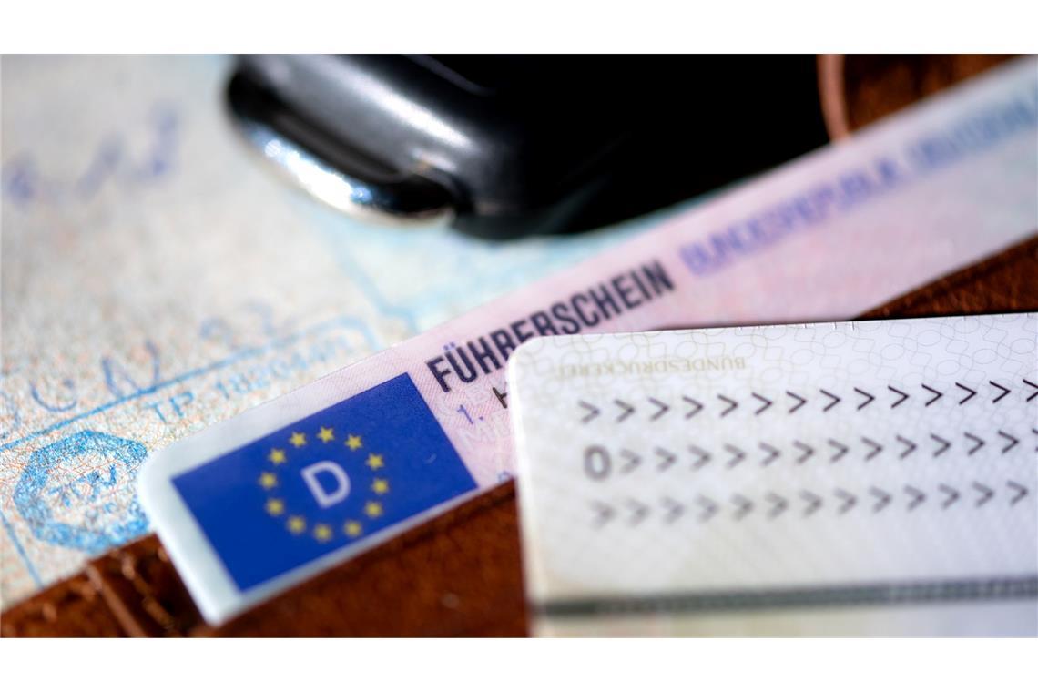 Der Führerschein kann künftig zu Hause bleiben, wenn er im Smartphone hinterlegt ist. Möglich sein soll das ab Ende nächsten Jahres. (Symbolbild)