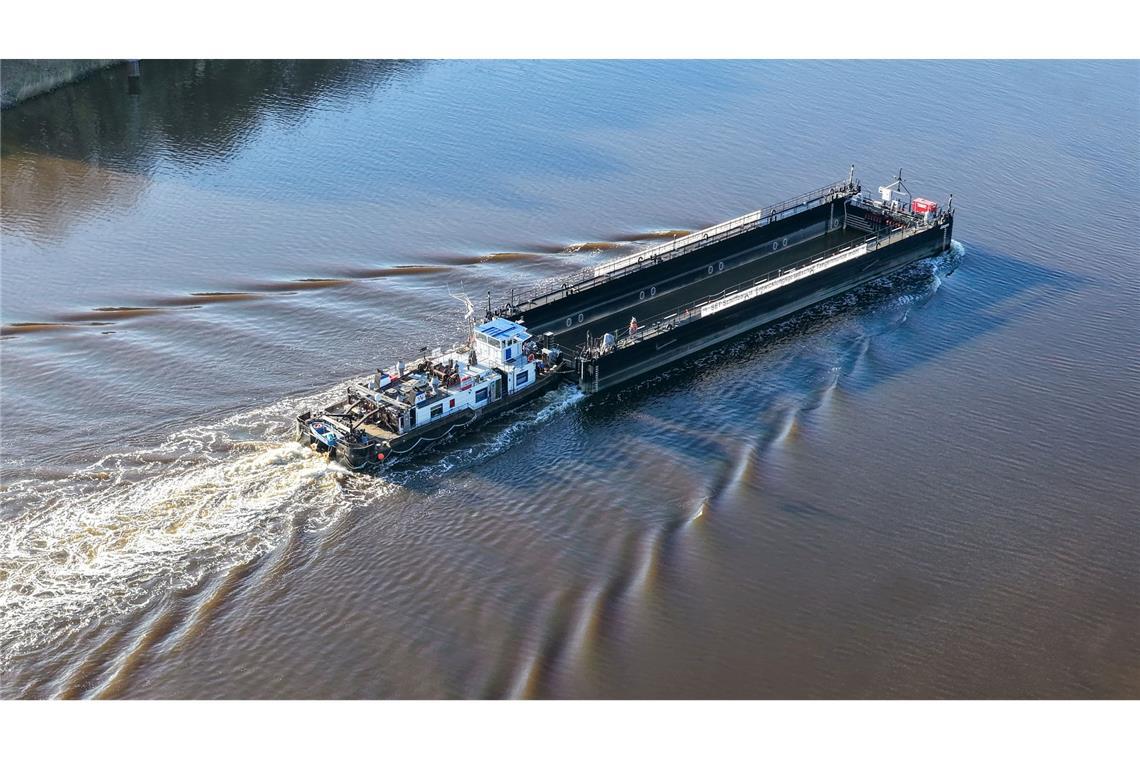 Der für den Transport des Buckelwals vor Poel gedachte Lastkahn passiert den Nord-Ostsee-Kanal.