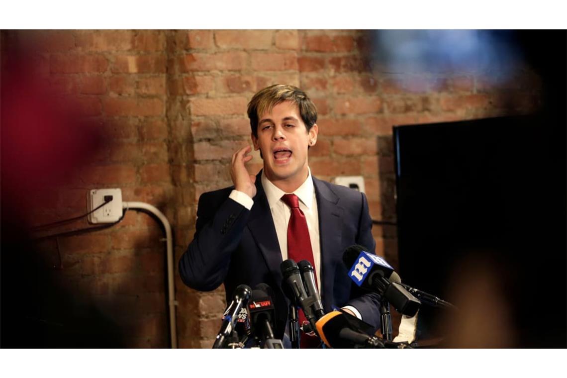 Der für rechtspopulistische Aussagen bekannte Blogger Milo Yiannopoulos spricht am 21.02.2017 in New York, USA, während einer Pressekonferenz. Yiannopoulos ist nun von ICE abgeschoben worden.