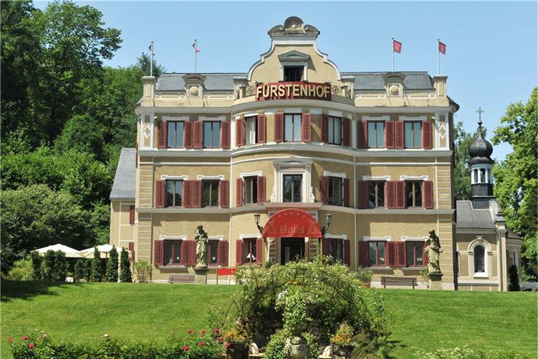 Der Fürstenhof, ein fiktives oberbayerisches Luxushotel, ist Schauplatz der erfolgreichsten Telenovela im deutschen Fernsehen. Foto: Fürstenhof im Sommer.