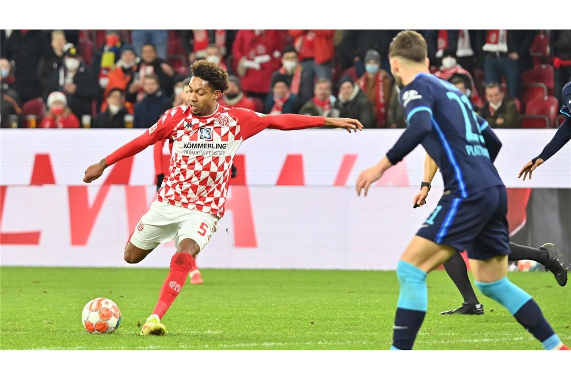 Nach Krebs-Diagnose: Boetius zurück im Profifußball Der Fußball-Profi Paul Boetius (links) hatte mit einer Krebserkrankung zu kämpfen.