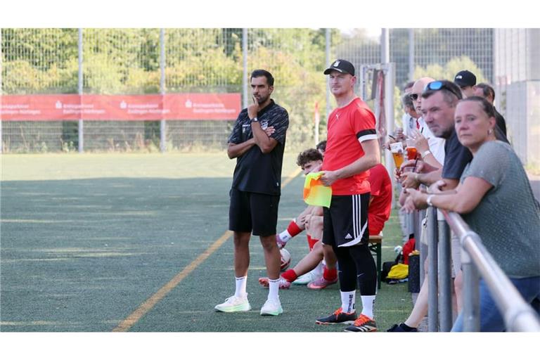 Der FV Neuhausen feiert unter Coach Luis Rodrigues (Mitte) am vierten Spieltag den ersten Saisonsieg in der Fußball-Landesliga.