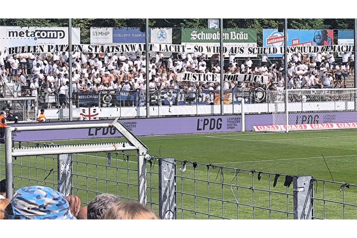 Fans kritisieren Ermittlungsbehörden: „Bullen patzen, Staatsanwaltschaft lacht“ Der Gästeblock am Sonntagnachmittag: Die Trierer Fans fordern Gerechtigkeit für Luca S..