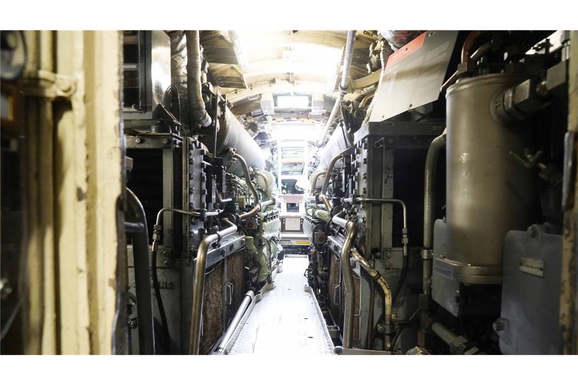 U-Boot U17 öffnet seine Luken für Besucher Der Gang durch das U-Boot ist mit 40 bis 50 Zentimetern sehr schmal.