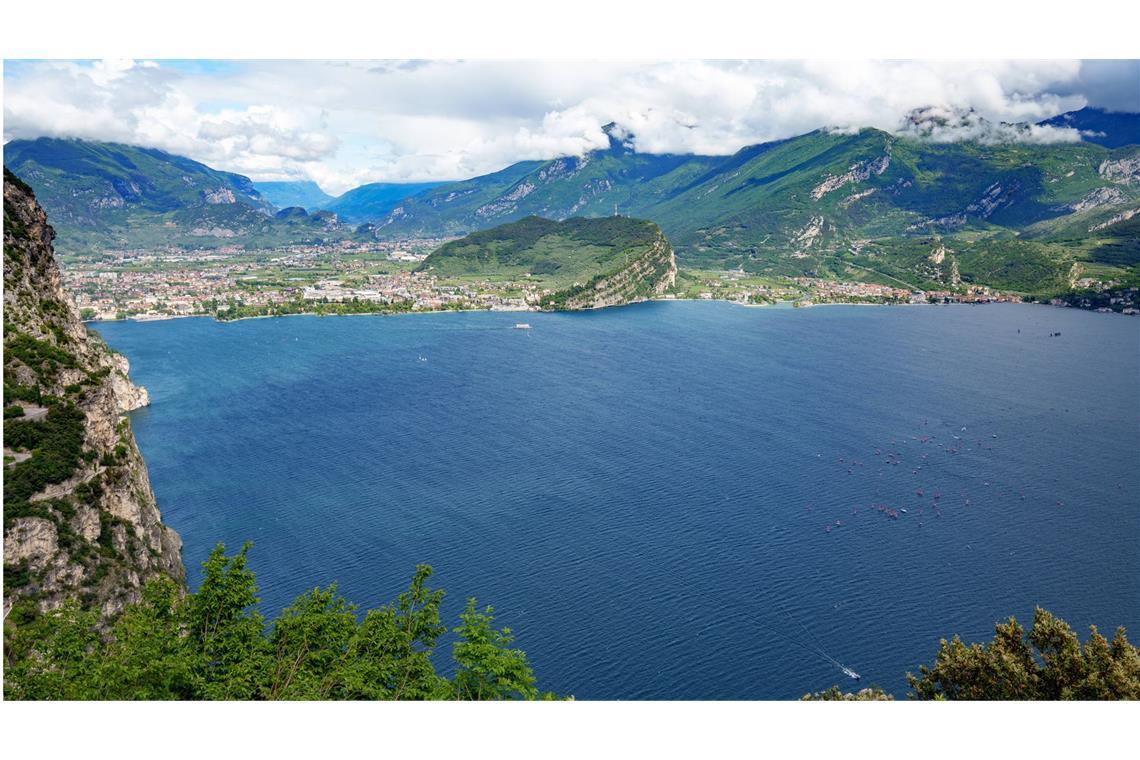 Umfrage: Knappes Drittel verreist 2025 seltener oder kürzer Der Gardasee ist ein beliebtes Reiseziel (Archivbild).
