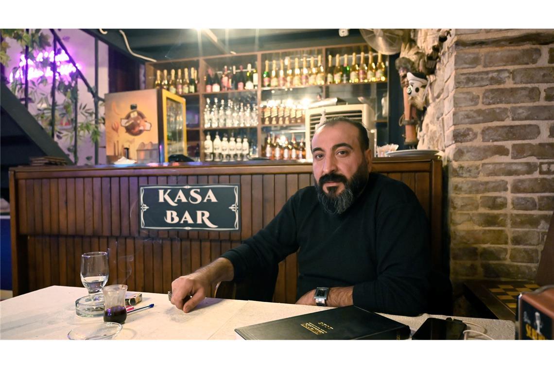 Feiern im Schutt - Das Leben nach dem Erdbeben in der Türkei Der Gastronom Cahit betreibt ein traditionelles türkisches Gasthaus in der zerstörten Altstadt Antakyas.