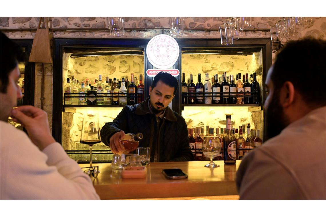 Feiern im Schutt - Das Leben nach dem Erdbeben in der Türkei Der Gastronom Dogus Genc betreibt inmitten der zerstörten Altstadt eine kleine Tanzbar.
