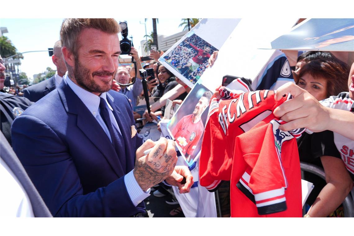 Der gefeierte Fußballstar gab Autogramme.