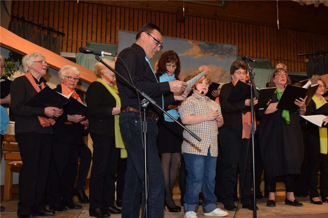 Stimmiger Gesang und amüsantes Theaterspiel bei Gesangsverein-Jahresfeier Der gemischte Chor sorgt mit Überraschungs-Nachwuchssolist Emil Schaal (Bildmitte) für Stimmung. Foto: Elisabeth Klaper