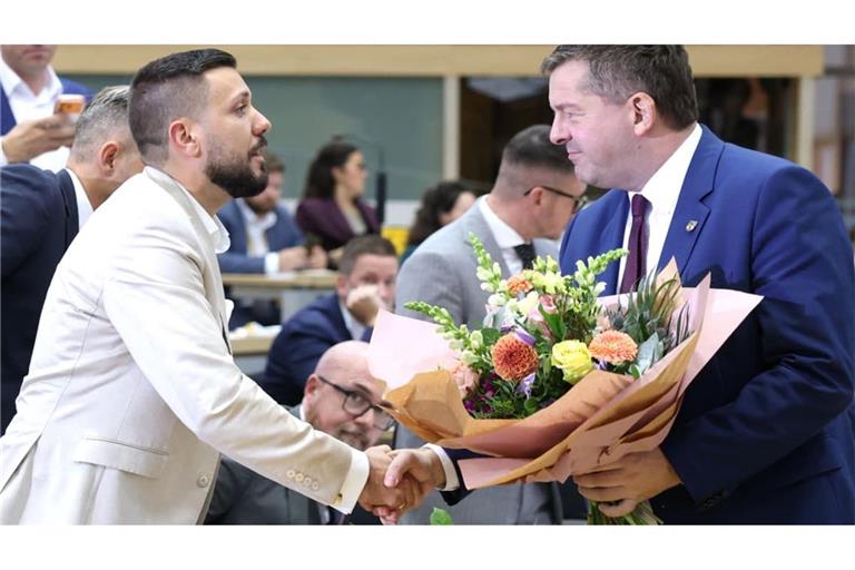 Der geschäftsführende CDU-Ministerpräsident Sven Schulze (re.) gratulierte der AfD sogar mit Blumen zur Wahl von Tobias Rausch. Seine Fraktion scheint ihm nicht mehr zu folgen.