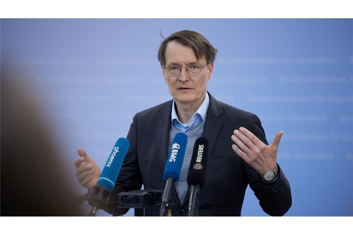 Lauterbach am 1. Mai von Demonstranten angepöbelt Der geschäftsführende Gesundheitsminister Lauterbach wurde am 1. Mai von Demonstranten angepöbelt.