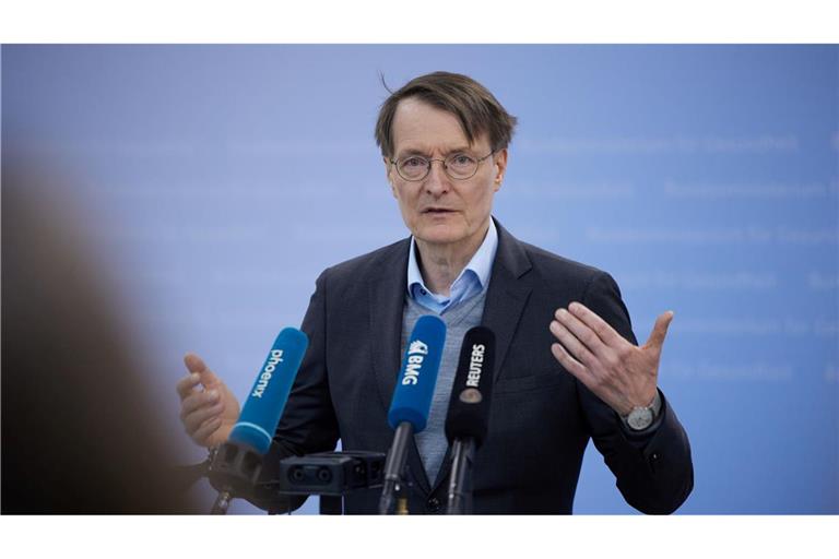 Der geschäftsführende Gesundheitsminister Lauterbach wurde am 1. Mai von Demonstranten angepöbelt.