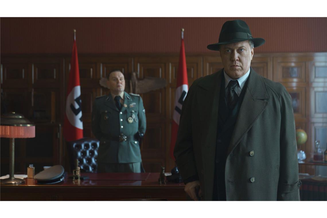 Der Gestapomann Buback (Nicholas Ofczarek, r.) muss den Weisungen des NS-Befehlshaber Meckerle (Devid Striesow, l.) folgen ...