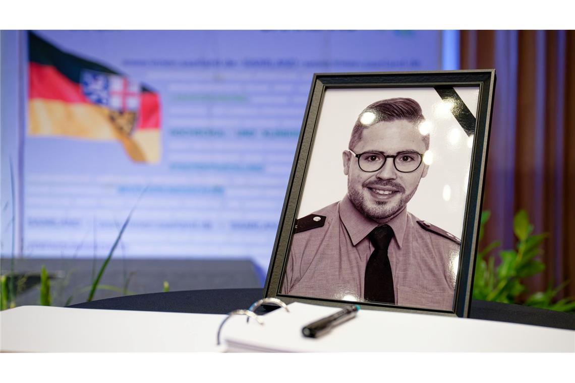 "Für immer im Gedächtnis" - Trauer um getöteten Polizisten Der getötete Polizist hinterlässt eine Frau und zwei Kinder.