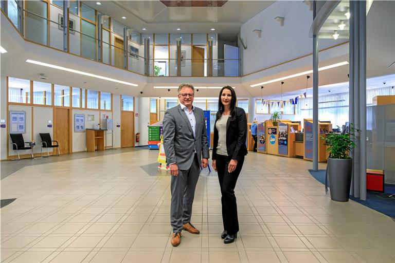 Der gewohnte Blick in die Murrhardter Filiale der Volksbank Backnang. Mit dem Umbau stehen einige Veränderungen an, wie Vorstand Jürgen Schwab und Beratungszentrumsleiterin Andrea Scheib berichten. Wenn alles glatt läuft, startet das Vorhaben im Herbst. Foto: Stefan Bossow