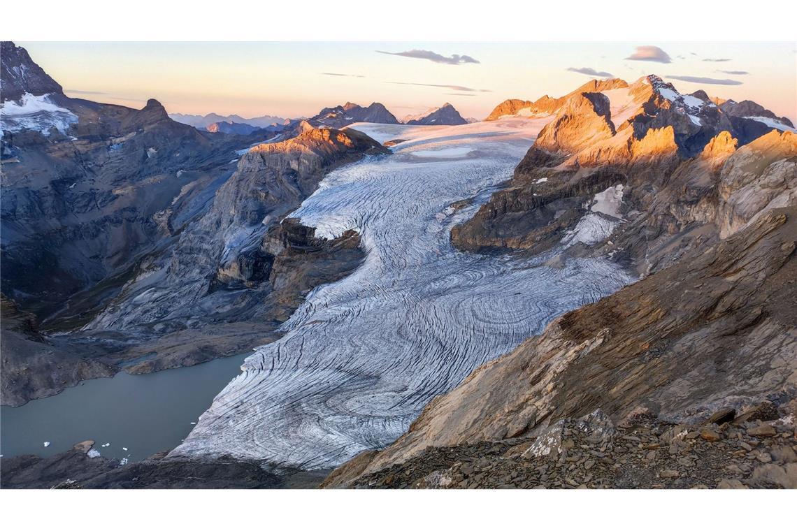 Wenig Schnee, viel Hitze: Gletscher schrumpfen weiter Der Gletscher Claridenfirn im Schweizer Kanton Glarus war im September 2025 komplett schneefrei.