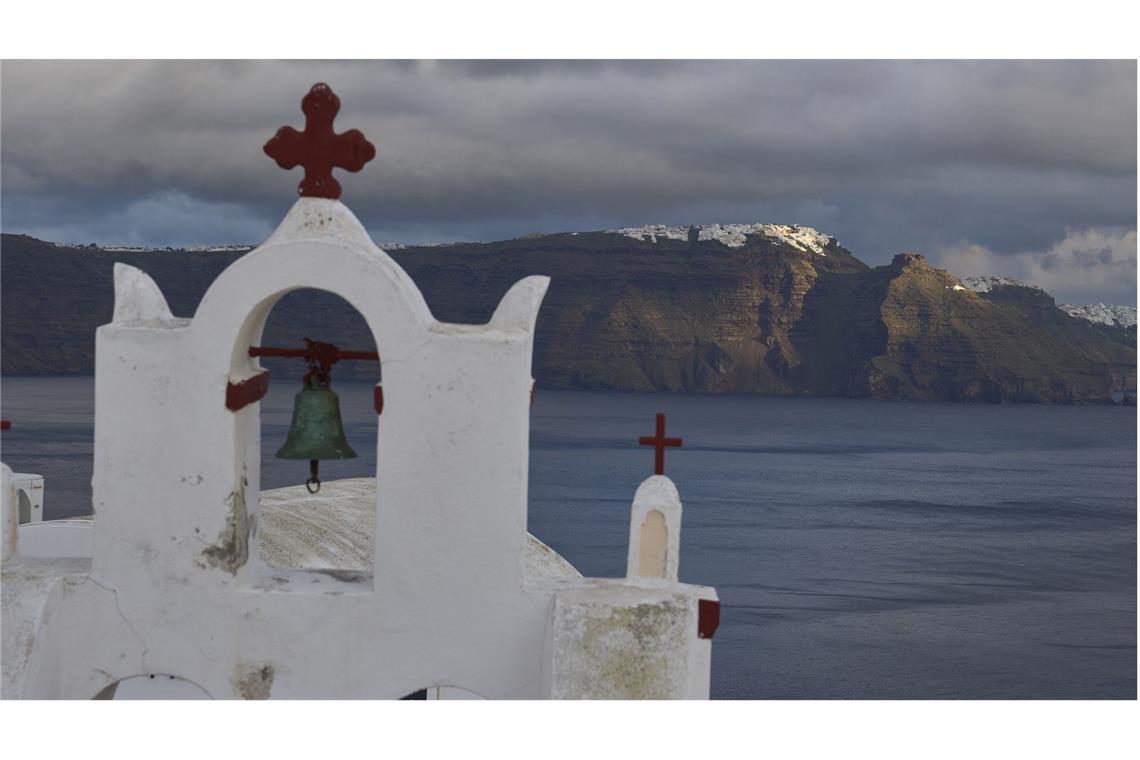 Erdbebenserie: Nur noch knapp ein Drittel der Einwohner auf Santorini Der Glockenturm einer orthodoxen Kirche in Oia auf der erdbebengeschädigten Insel Santorini.