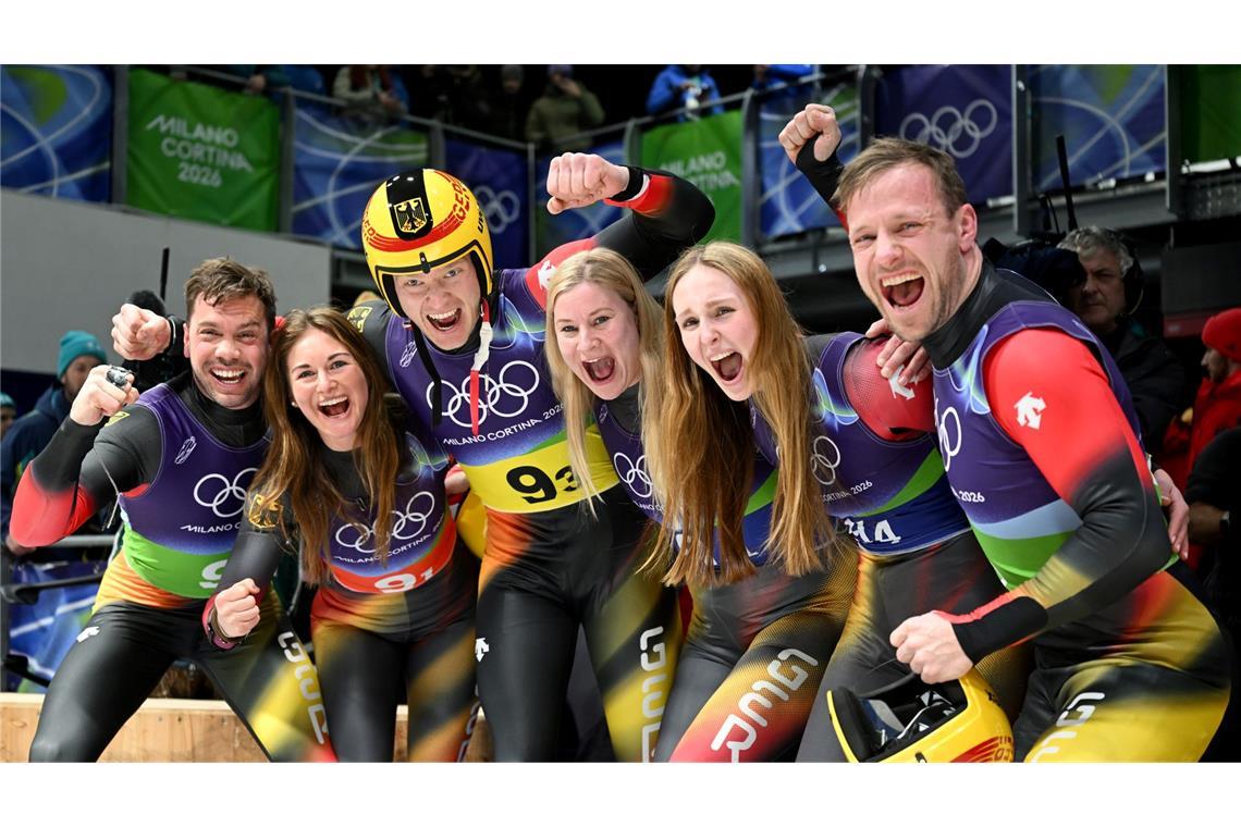 Der Gold-Ritt zum Rekord: Das Duo Tobias Wendl (ganz links) und Tobias Arlt (ganz rechts) feiert mit der deutschen Rodel-Staffel. (Archivbild)