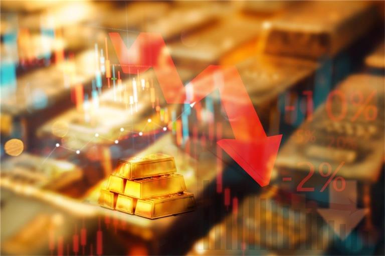 Der Goldpreis ist am Mittwoch erneut um 2 Prozent gefallen. Erfahren Sie, welche Faktoren den Rückgang des Edelmetalls beeinflussen.