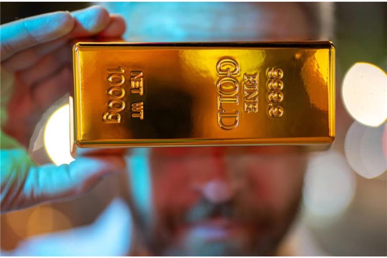 Der Goldpreis steigt wieder über 5.000 US-Dollar. Erfahren Sie, welche Faktoren den Kurs des Edelmetalls nach einer turbulenten Phase beflügelt haben.