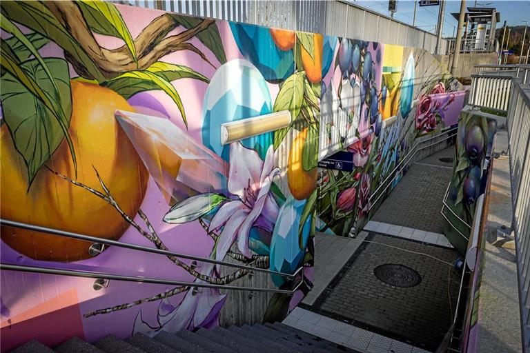 Der Graffitikünstler „Jeroo“ hat die Bahnhöfe neu gestaltet.