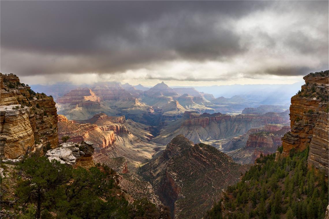 Der Grand Canyon erstreckt sich von Nordosten nach Westen im Norden Arizonas. Er trennt den Nordwesten des Bundesstaates, den sogenannten Arizona Strip, vom Rest Arizonas. Über den eigentlichen Grand Canyon gibt es keine Brücken, Süd- und Nordufer des Colorados sind auf Straßen nur östlich des Nationalparks bei Lees Ferry und Page oder rund 400 Kilometer weiter im Westen über Nevada am Hoover Dam verbunden.