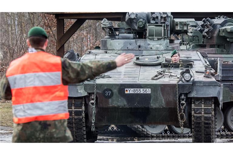Der grenzüberschreitende Transport von schwerer Ausrüstung bereitet Militärplanern oft Sorgen - die EU-Kommission will Schwierigkeiten nun angehen. (Archivbild)