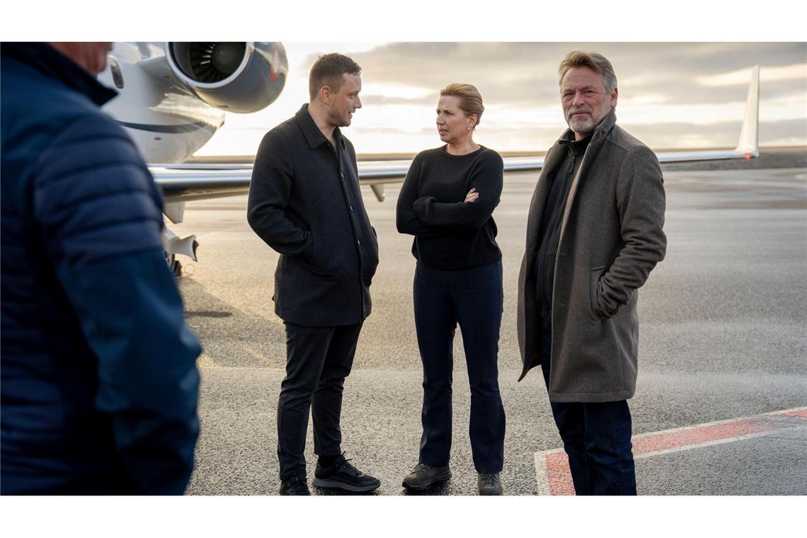 Dänemark entschuldigt sich offiziell bei Grönländerinnen Der grönländische Regierungschef Jens-Frederik Nielsen (links) begrüßte die dänische Ministerpräsidentin Mette Frederiksen und ihren Ehemann Bo Tengberg am Dienstagabend in Nuuk.