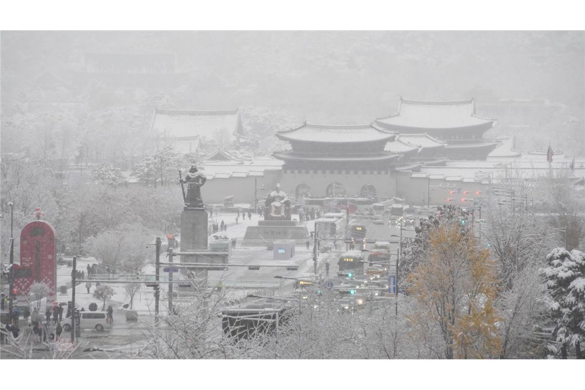 Rekord-Schneesturm in Seoul legt Flugverkehr lahm Der größte November-Schneefall seit Beginn der Wetteraufzeichnung vor mehr als 100 Jahren hat die südkoreanische Innenstadt in Weiß gehüllt.