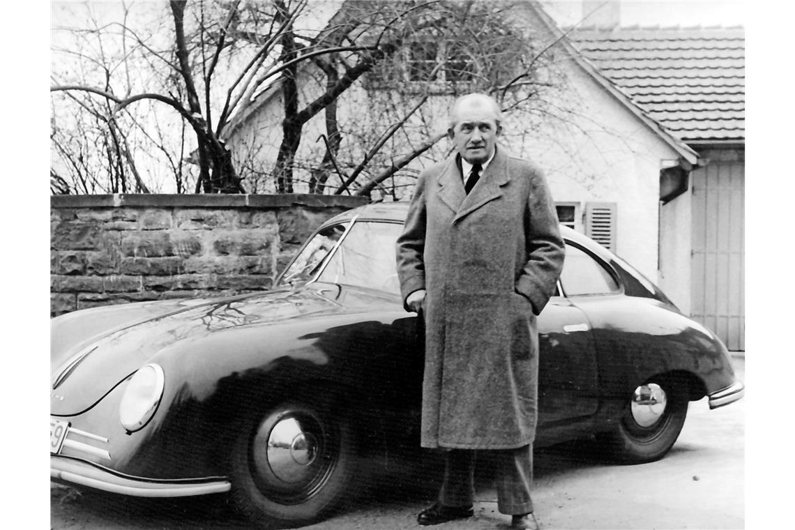 Der Gründer: Ferdinand Porsche aus dem nordböhmischen Maffersdorf (heute Vratislavice in Tschechien) lässt am 25. April 1931 ein  Konstruktionsbüro in der Stuttgarter Kronenstraße 24 ins Handelsregister eintragen, die Dr. Ing. h.c. Porsche GmbH. Er hält 80 Prozent der Anteile, je zehn Prozent liegen bei seinem Schwiegersohn Anton Piech und dem Pforzheimer Ex-Rennfahrer und Geschäftsmann Adolf Rosenberger, der in den Anfangsjahren als kaufmännischer Geschäftsführer fungiert.