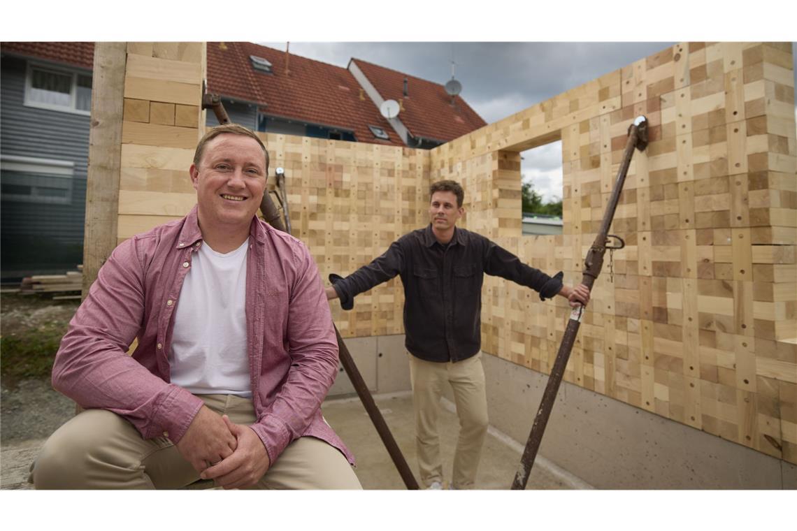 Dieses Haus mauern Maurer mit Schadholz Der Gründer und das Gesicht von Triqbriq: Max Wörner (links) und Lewin Fricke