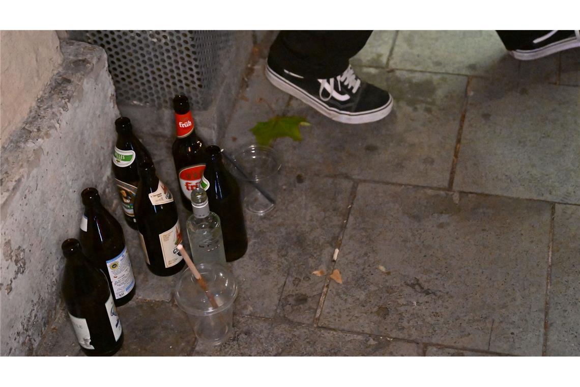 Der Grund: Anwohner hatten sich über Lärm und Müll durch feiernde junge Menschen beschwert.