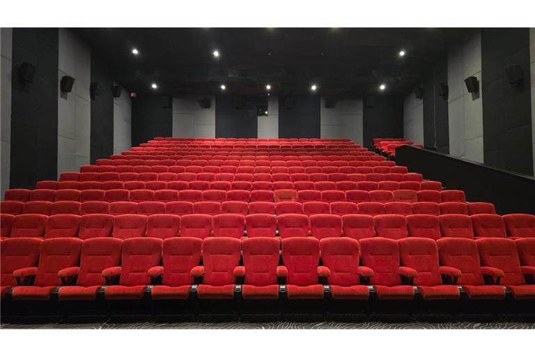 Der Grund, warum Kinosessel rot sind, hat historische und praktische Gründe. Mehr dazu hier.