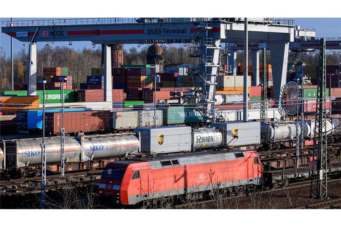 Bahn verringert Verlust – Fahrgäste spüren davon nur wenig Der Güterverkehr ist eines der größten Sorgenkinder innerhalb des Konzerns. (Archivbild)