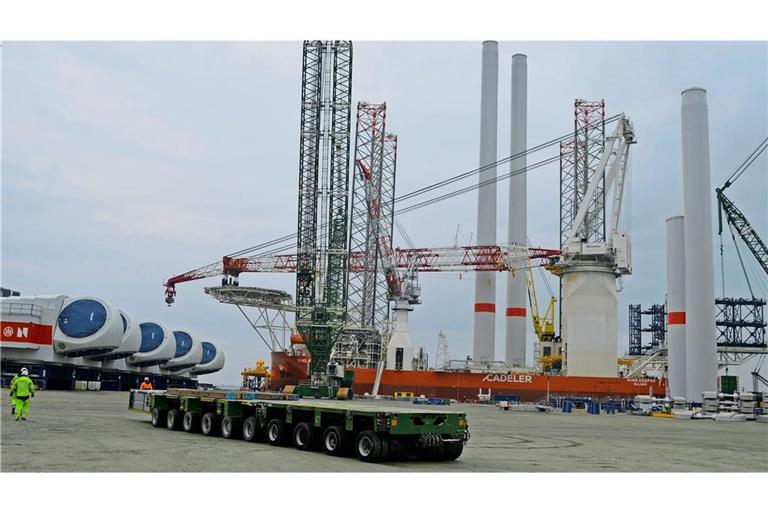 Der Hafen Esbjerg ist Drehkreuz für den Bau des Windparks He Dreiht. Links am Bildrand Maschinenhäuser, im Hintergrund das Errichtungsschiff „Wind Keeper“ mit zwei Türmen an Bord, im Vordergrund ein sogenannter Selbstfahrer (SPMT) für schwere Lasten.