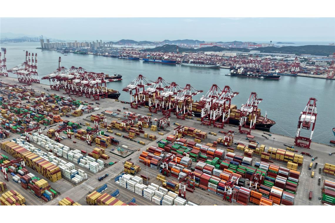 Der Hafen von Qingdao - die chinesischen Exporte in die USA brachen ein. (Archivbild)