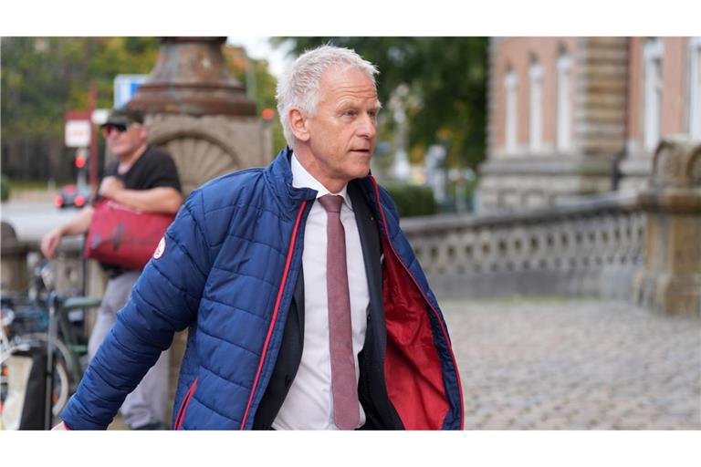 Der Hamburger Hafenchef Meier auf dem Weg ins Gericht.