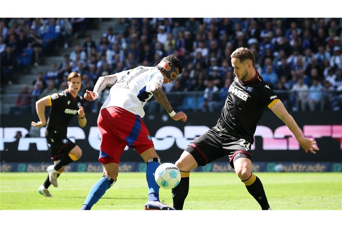 Die Nerven: Auch HSV und Köln patzen im Aufstiegskampf Der Hamburger SV und Davie Selke (l) patzen gegen Karlsruhe mit Christoph Kobald.
