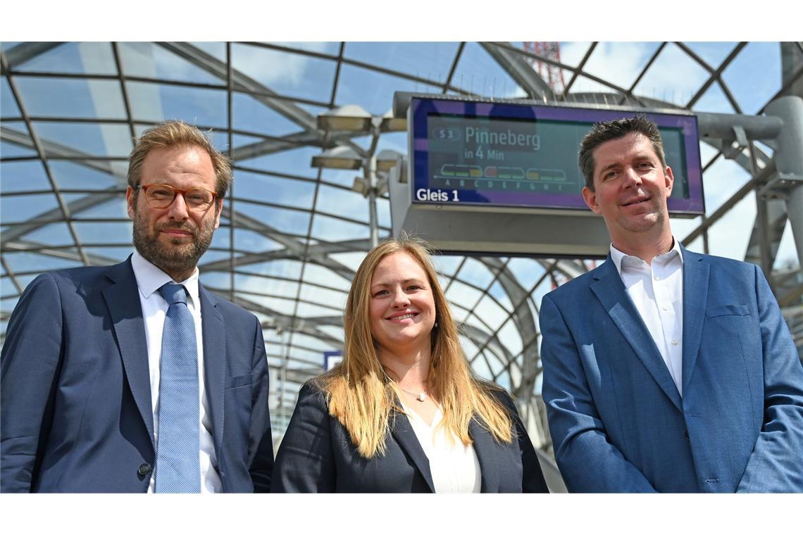 Lichtschranken und KI - Bahn prognostiziert Auslastung Der Hamburger Verkehrssenator Tjarks von den Grünen (hier links im Bild) schaut in die Kamera.