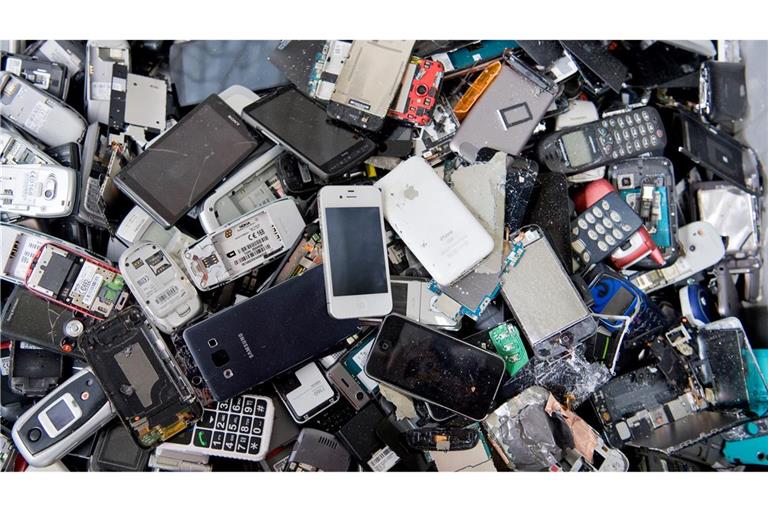 Der Handel wird unter anderem verpflichtet, Rückgabestellen für alte Mobiltelefone, Taschenlampen oder Elektrorasierer einheitlich zu kennzeichnen. (Archivbild)