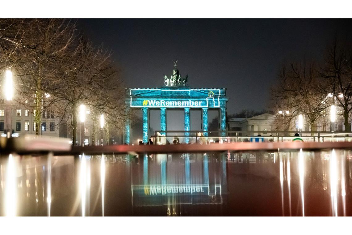 Der Hashtag "#WeRemember" wird anlässlich des Internationalen Tags des Gedenkens an die Opfer des Holocaust auf das Brandenburger Tor projiziert.