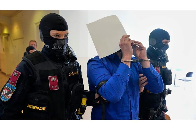 Der Hauptangeklagte im Prozess um die abgesagten Taylor-Swift-Konzerte in Wien hat Anschlagspläne gestanden.